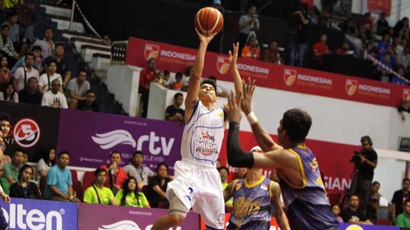 Aksi pemain Satria Muda saat bentrok melawan CLS Knight di laga IBL Seri II Malang. Copyright: © ibl